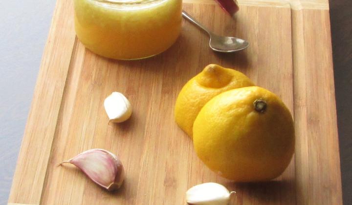 Jak připravit vitamínovou bombu z citronu, medu a česneku | jak vyrobit citronový vitaminový sirup pro posílení imunity Jak připravit vitamínovou bombu z citronu, medu a česneku | jak vyrobit citronový vitaminový sirup pro posílení imunity
