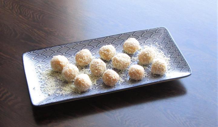 Jak na jednoduché piškotové pralinky s bílou čokoládou | recept Jak na jednoduché piškotové pralinky s bílou čokoládou | recept