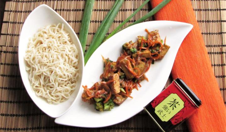 Jak na rychlé asijské stir fry s tofu a čínskými nudlemi | recept Jak na rychlé asijské stir fry s tofu a čínskými nudlemi | recept