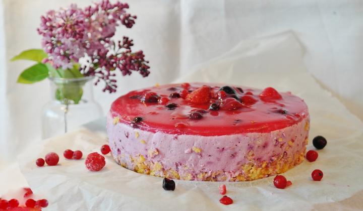 Jak připravit nepečený bezlepkový jogurtový dort s ovocem | recept