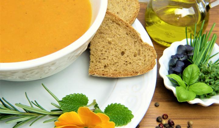 Jak uvařit mrkvovou polévku s cuketou a bazalkovými nočky | recept Jak uvařit mrkvovou polévku s cuketou a bazalkovými nočky | recept