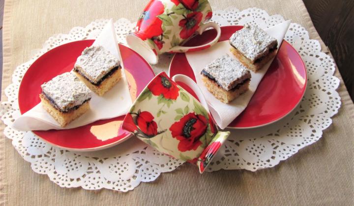 Jak upéct lahodně jemný piškot s makovým krémem ze smetanového sýru a bílé čokolády | recept Jak upéct lahodně jemný piškot s makovým krémem ze smetanového sýru a bílé čokolády | recept