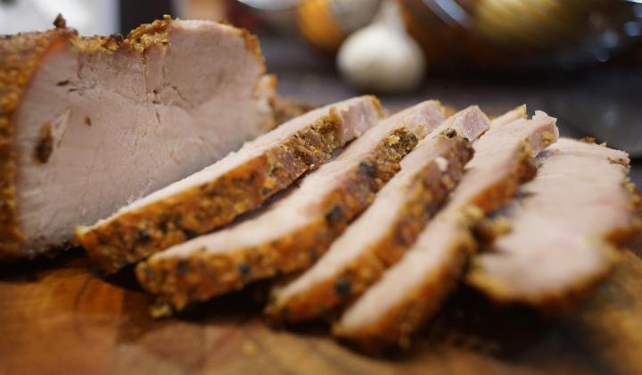 Jak připravit vepřové plátky s cuketou, jarní cibulkou a hrubozrnnou hořčicí | recept Jak připravit vepřové plátky s cuketou, jarní cibulkou a hrubozrnnou hořčicí | recept