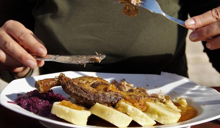 Jak připravit králičí stehna na červeném zelí | recept