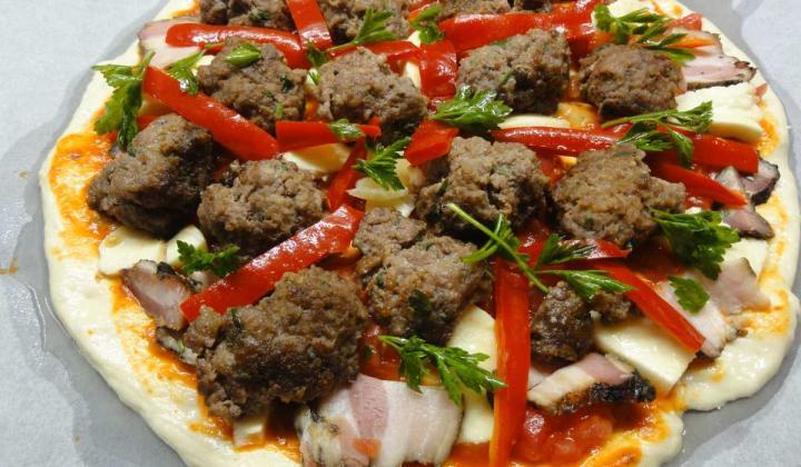 Jak upéct pizzu s kuličkami z mletého masa Jak upéct pizzu s kuličkami z mletého masa