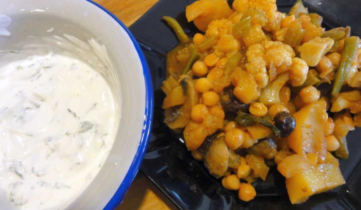 Jak uvařit indické zeleninové kari s mátovou raitou | recept Jak uvařit indické zeleninové kari s mátovou raitou | recept