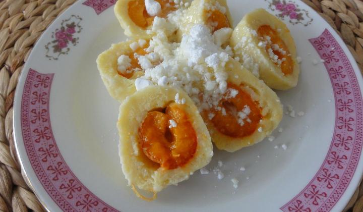 Jak uvařit meruňkové knedlíky z odpalovaného těsta | recept Jak uvařit meruňkové knedlíky z odpalovaného těsta | recept