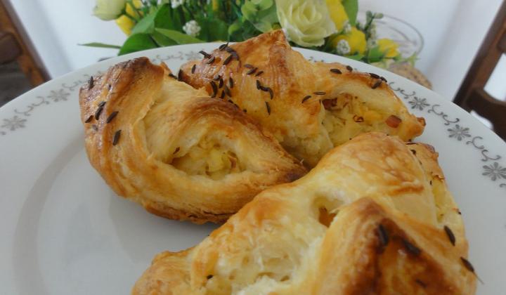 Jak upéct rohlíčky z listového těsta s kysaným zelím recept Jak upéct rohlíčky z listového těsta s kysaným zelím recept