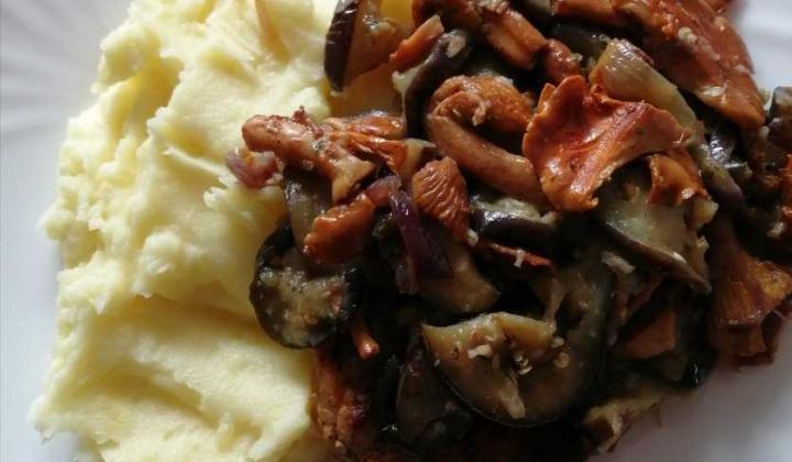 Jak připravit kuřecí prsa se směsí opečeného lilku a lišek | recept Jak připravit kuřecí prsa se směsí opečeného lilku a lišek | recept