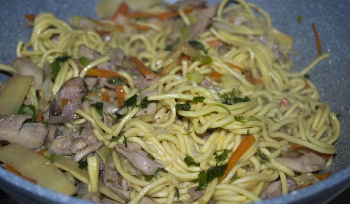Jak připravit čínské nudle chow mein s masem a zeleninou Jak připravit čínské nudle chow mein s masem a zeleninou