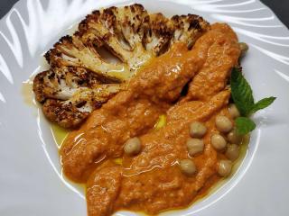 Jak upéct kořeněný květák s omáčkou z paprik | bezmasý recept