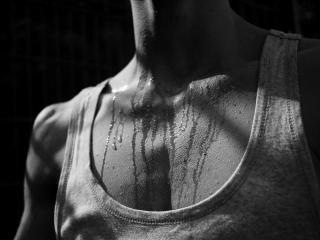 Jak na skvrny od potu a antiperspirantu Jak na skvrny od potu a antiperspirantu