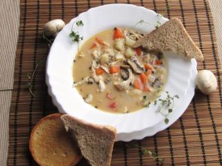 Jak uvařit kuřecí polévku s kokosovým mlékem a čočkou Beluga | recept