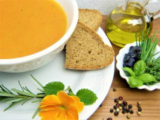 Jak uvařit mrkvovou polévku s cuketou a bazalkovými nočky | recept Jak uvařit mrkvovou polévku s cuketou a bazalkovými nočky | recept