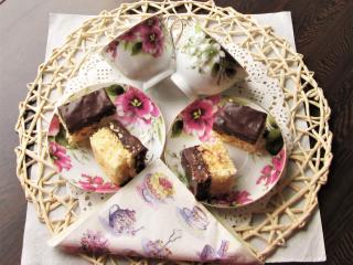 Jak upéct piškotové řezy s nugátem a čokoládovou polevou | retro recept