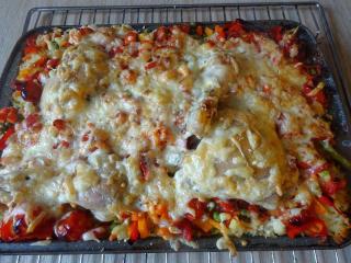 Jak upéct kuřecí stehna s rýží a zeleninou v jednom pekáčku | recept