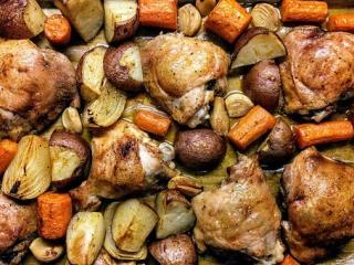 Jak upéct kuřecí paličky s rozmarýnem s pečenými bramborami a mrkví | recept Jak upéct kuřecí paličky s rozmarýnem s pečenými bramborami a mrkví | recept
