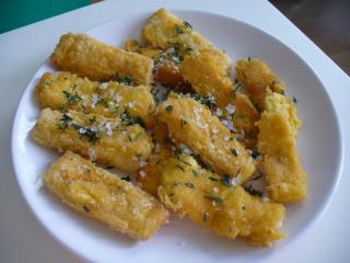 Jak připravit polentové hranolky s čerstvým sýrem | recept Jak připravit polentové hranolky s čerstvým sýrem | recept