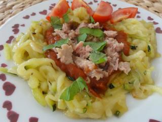 Jak udělat cuketové špagety s rajčaty a tuňákem | recept Jak udělat cuketové špagety s rajčaty a tuňákem | recept