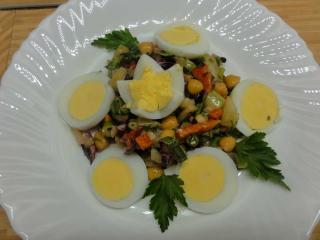 Jak namíchat pestrý zeleninový salát s vejci | recept