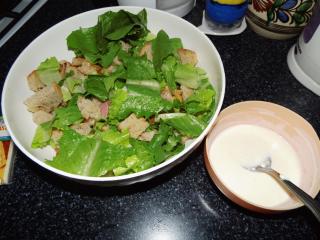 Jak připravit salát Caesar | recept V dalším kroku nasekejte římský salát na menší kousky, které pak přidáte do mísy s opečenou anglickou slaninou a krutony.