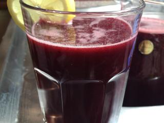 Jak vyrobit domácí džus z lesních plodů | recept Z jedné dávky získáte kolem 6,5 – 7 l domácího výborného džusu a BEZ ÉČEK!
