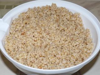 Jak udělat vepřové krupeto | recept Všimněme si jednoho trochu úsměvného jevu: Když se řekne „kroupy“, zní to tak nějak obyčejně, nezajímavě, fádně. Ale když se řekne „ječné kroupy“, hned to evokuje představu zdravé výživy, zní to tak nějak „celozrnně“. Proto by našemu receptu na krupeto možná víc seděl „trendy kabátek“: vepřové s ječnými kroupami a sójovou omáčkou.