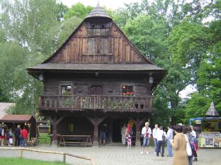 Jak poznat Beskydy | tipy Cesta přes Velkou Lhotu zavede do Rožnova. Skanzen není nudný, naopak, turista se tam většinou zdrží déle, než předpokládal. Moderní zábavní centrum (nelze je minout cestou na Radhošť) pěší turisty obvykle nezajímá, ale rodinky s dětmi ho možná rády navštíví.