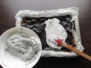 Jak upéct lahodně jemný piškot s makovým krémem ze smetanového sýru a bílé čokolády | recept Jak upéct lahodně jemný piškot s makovým krémem ze smetanového sýru a bílé čokolády | recept