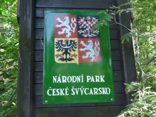 Jak poznat Česko-saské Švýcarsko | tipy Oblast Česko-saského Švýcarska se nachází na severozápadě republiky, a jak z označení vyplývá, jedná se o příhraniční lokalitu. Národní park (od roku 2000, jeden ze čtyř českých NP) České Švýcarsko volně přechází do německé části – Saského Švýcarska. Masiv Česko-saského Švýcarska se strmě zvedá od Labe, které se na tvorbě bizarní krajiny podílelo. Česko-saským Švýcarskem se nazývá krajina po obou březích Labe mezi českým Děčínem a německou (saskou) Pirnou.