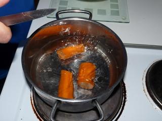 Jak udělat odvar z mrkve | recept V popisu způsoby přípravy mrkvového odvaru se různé prameny liší. Jedním způsobem, jak udělat mrkvový odvar, je v půl litru vařit čtyři celé, jen na kousky nakrájené mrkve. Vodu doplňujeme. Po půlhodině varu se mrkev rozmixuje a odvar se přecedí přes husté sítko nebo sterilní textilii.