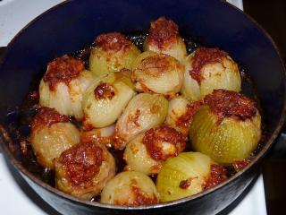 Jak udělat pečené cibule plněné mletým masem | recept Plněné cibulky pokropíme trochu olejem. Nepodléváme vodou. Zapékací nádobu přiklopíme víkem, vložíme do trouby a při teplotě 200 stupňů pečeme asi 15 minut. Mezitím můžeme dát vařit brambory, případně uděláme tatarskou nebo jinou pikantní studenou omáčku. Po čtvrt hodině cibule odkryjeme a pečeme ještě asi 10 minut – dokud nejsou zlaté.