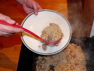 Jak udělat vepřové krupeto | recept Asi po 20 minutách pokrm zkontrolujeme. Maso by mělo mít hnědavě červenou barvu a mělo by už být „jako dort“. Kroupy budou měkké. Odkryjeme, zvýšíme teplotu a ještě asi deset minut zprudka zapékáme. Než se krupeto zapeče, můžeme připravit salát – například z kysaného zelí, protože kyselé zelí a kroupy jako by se pro sebe narodily.