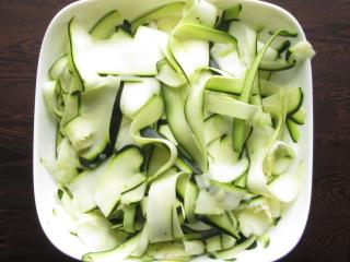 Jak připravit přílohový salát z cuket a kopru | recept ze syrové cukety Jak připravit přílohový salát z cuket a kopru | recept ze syrové cukety