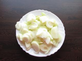 Jak upéct cibulový koláč s vinnou klobásou | recept Jak upéct cibulový koláč s vinnou klobásou | recept