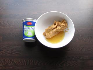 Jak na křehké čokoládovo-arašídové věnečky z listového těsta | recept