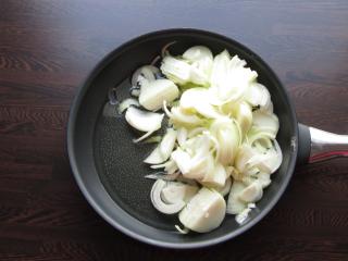Jak upéct cibulový koláč s vinnou klobásou | recept Jak upéct cibulový koláč s vinnou klobásou | recept
