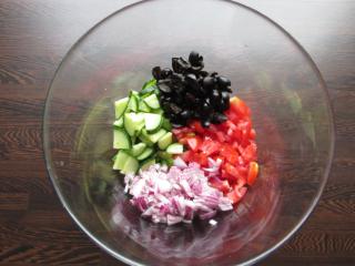 Jak připravit řecký kuskusový salát s cizrnou | recept Jak připravit řecký kuskusový salát s cizrnou | recept