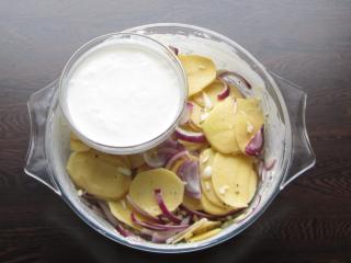 Jak připravit zapečenou čabajku s bramborami a vajíčkem | recept