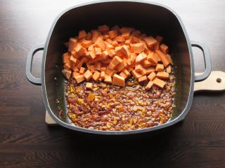 Jak uvařit jihoamerické dušené batáty s černými fazolemi | recept Jak uvařit jihoamerické dušené batáty s černými fazolemi | recept