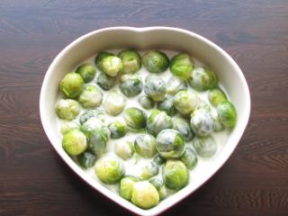 Jak na zapečenou smetanově-máslovou růžičkovou kapustu | recept i pro vegetariány