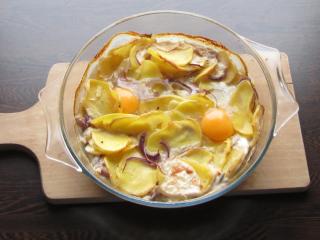Jak připravit zapečenou čabajku s bramborami a vajíčkem | recept