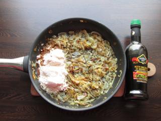Jak upéct cibulový koláč s vinnou klobásou | recept Jak upéct cibulový koláč s vinnou klobásou | recept
