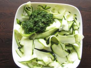 Jak připravit přílohový salát z cuket a kopru | recept ze syrové cukety Jak připravit přílohový salát z cuket a kopru | recept ze syrové cukety