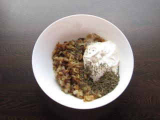 Jak upéct cibulový koláč s vinnou klobásou | recept Jak upéct cibulový koláč s vinnou klobásou | recept