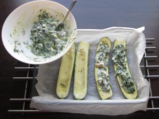 Jak zapéct cukety plněné ricottou, špenátem a fetou | recept