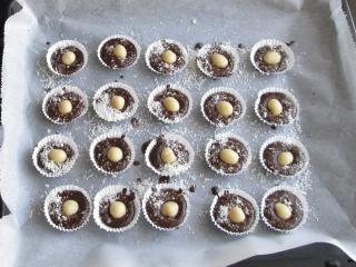 Jak na nepečené čokoládové košíčky s kokosem a marcipánem | recept Jak na nepečené čokoládové košíčky s kokosem a marcipánem | recept