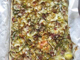 Jak upéct slaný listový koláč se slaninou, sýrem a pórkem | recept na slané pohoštění