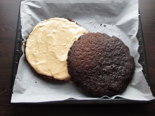 Jak upéct tmavý kefírový dort s karamelovým krémem | recept
