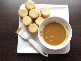 Jak upéct jednoduchá marcipánová kolečka s kávovou polevou | recept na cukroví